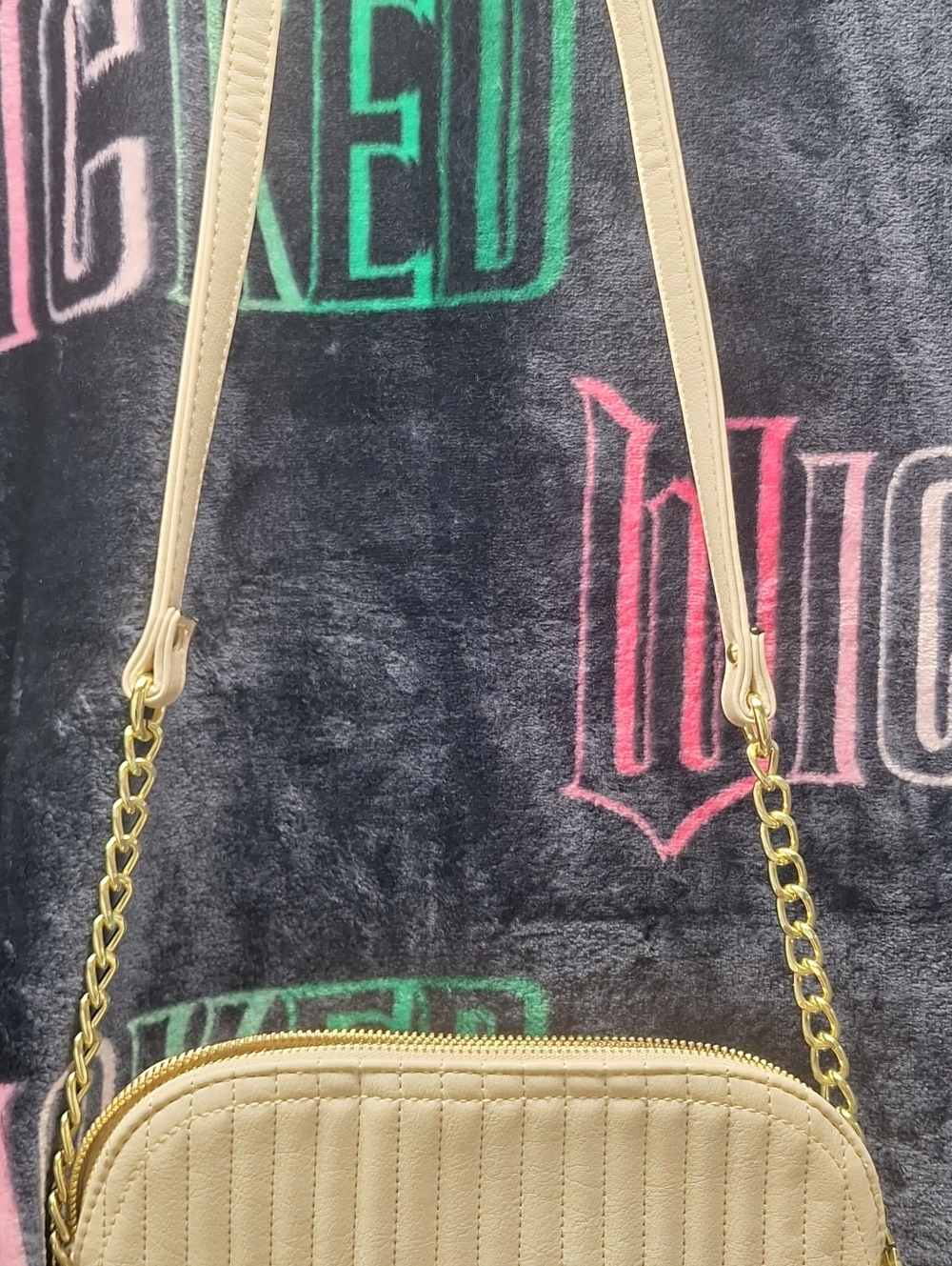 Steve Madden Quilted Crossbody Bag with Gold Chain Strap. Cream.